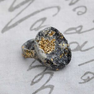 Oval Ring with Gold Leaf. Size 6,5.